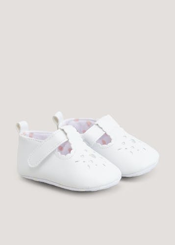 White newborn discount baby shoes